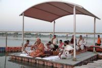 Sharayu Arati by HH Swamiji at Naya Ghat, Ayodhya (23 March 2025)
